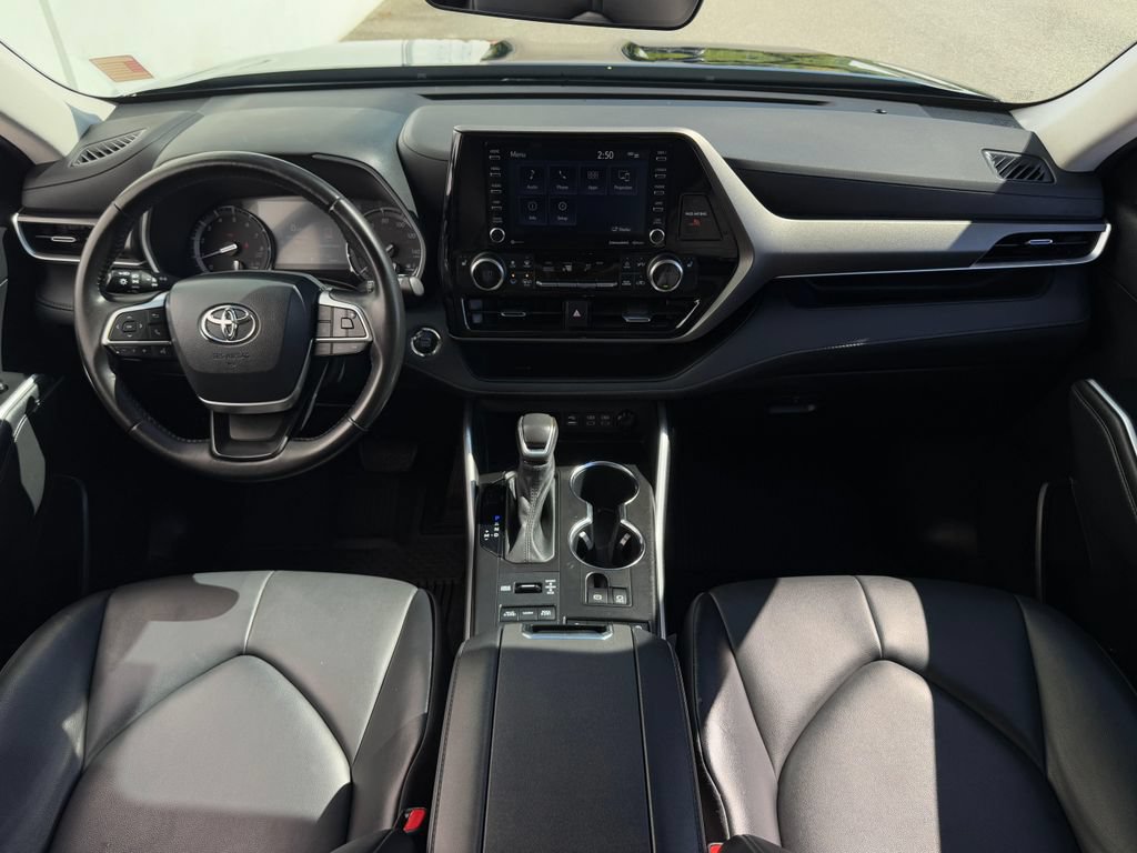 Used 2022 Toyota Highlander XLE AWD/4WD image 12