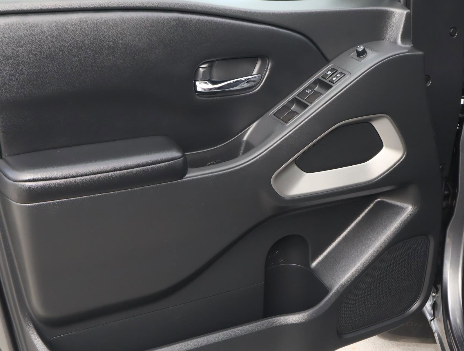 Used 2025 Nissan Frontier SV image 16