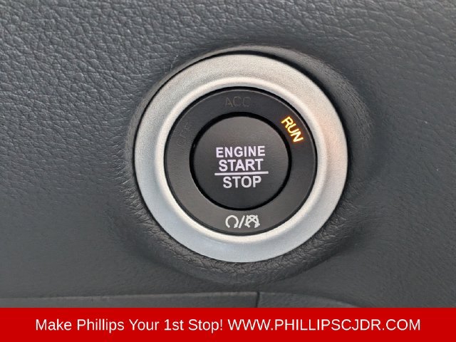 Used 2025 Chrysler Pacifica Select FWD image 27