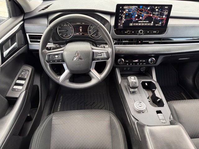 Used 2025 Mitsubishi Outlander ES FWD image 17