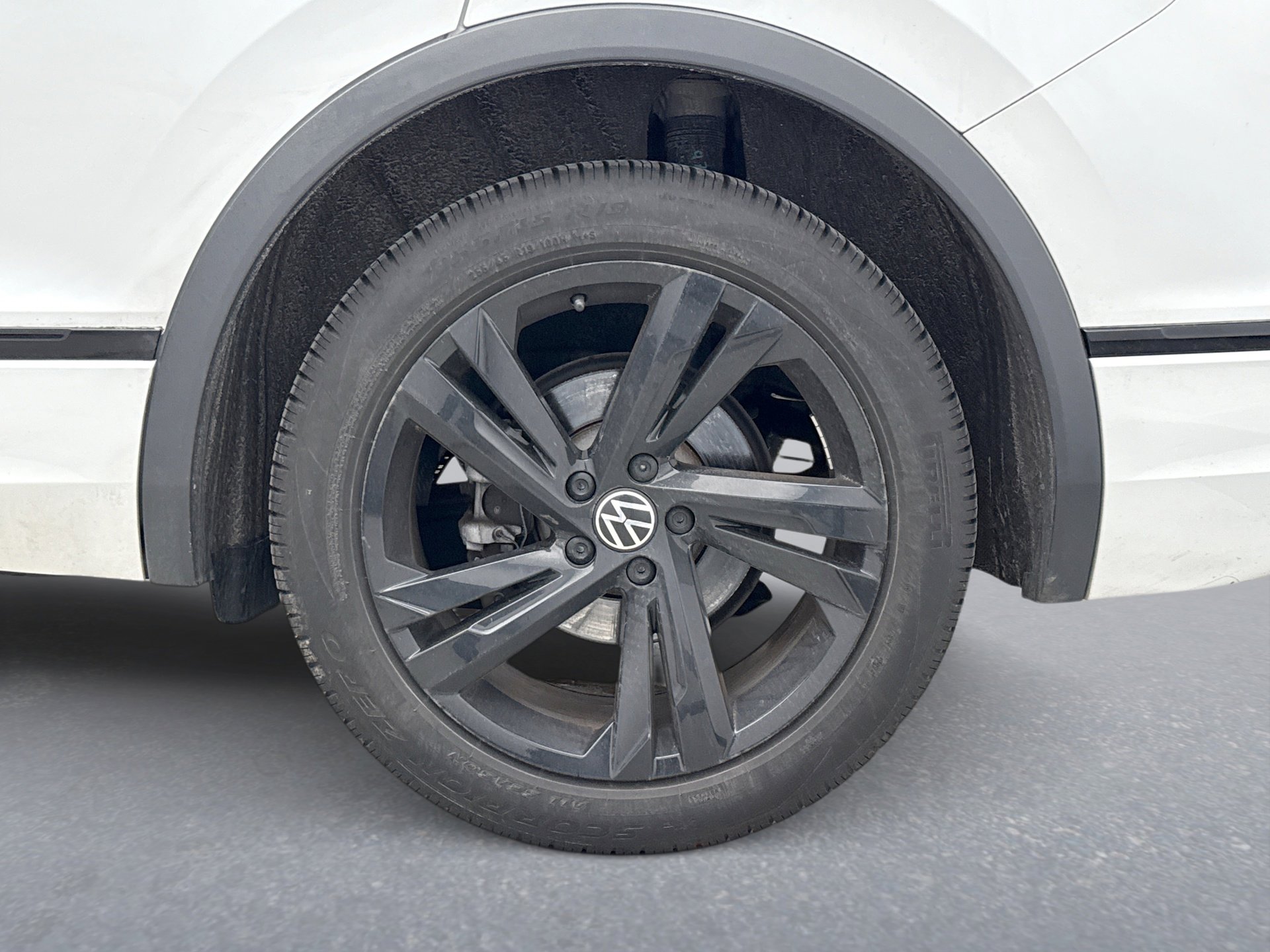 Used 2024 Volkswagen Tiguan SE R-Line image 27