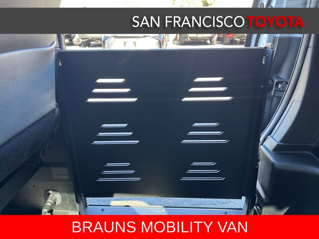 Used 2026 Toyota Sienna XLE FWD image 22