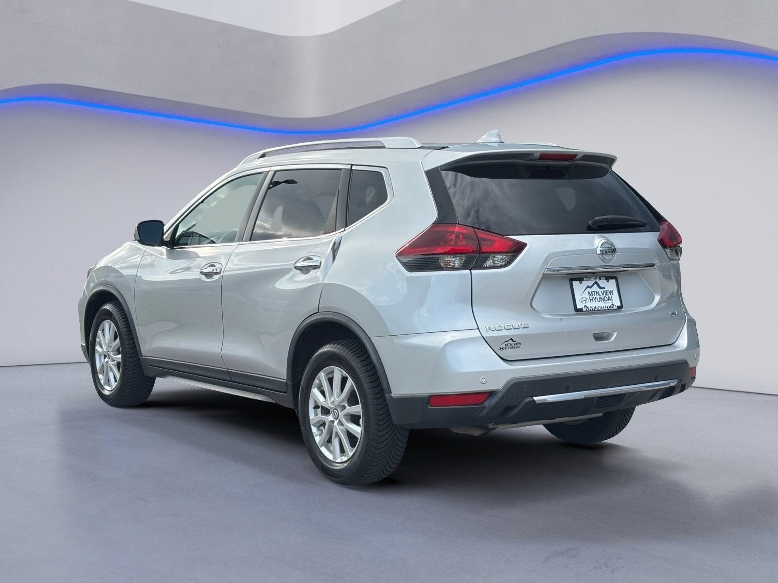 Used 2020 Nissan Rogue SV FWD image 3