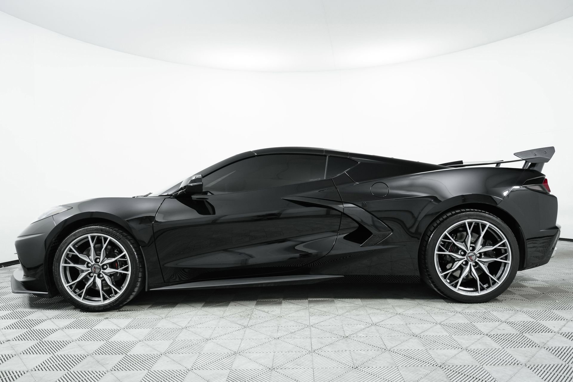 Used 2025 Chevrolet Corvette Stingray Preferred Cpe w/ Z51 Performance Package RWD image 4