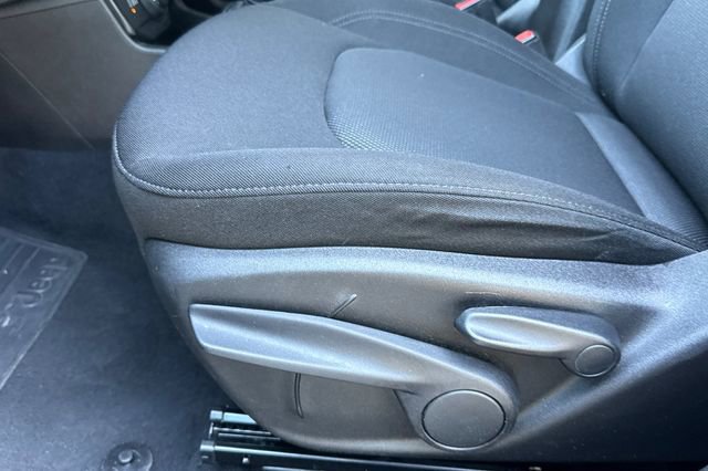 Used 2023 Jeep Renegade Latitude AWD/4WD image 13