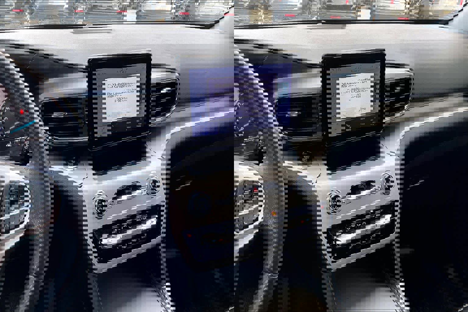 Used 2022 Ford Explorer XLT w/ Equipment Group 202A image 7