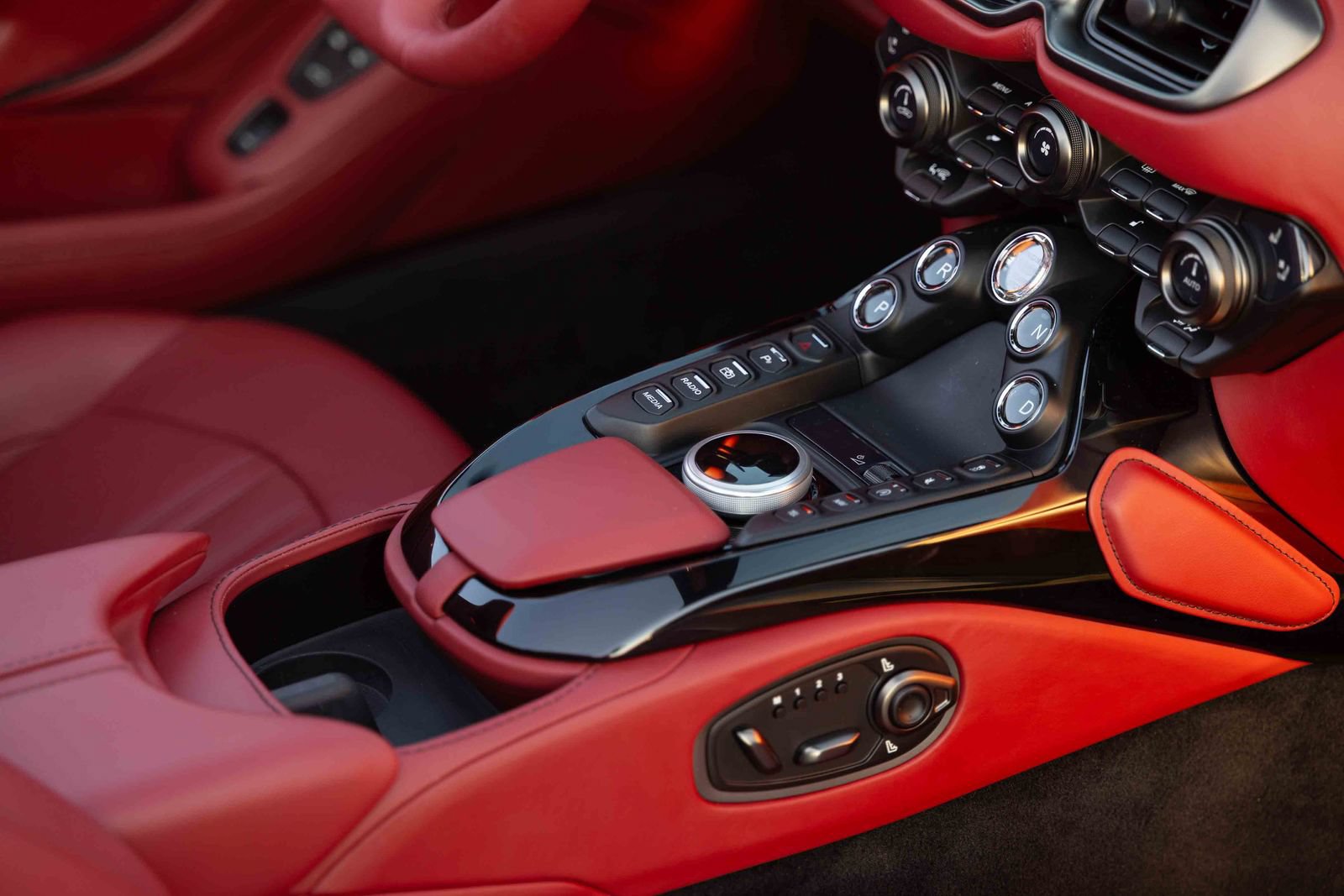 Used 2023 Aston Martin V8 Vantage Roadster RWD image 15