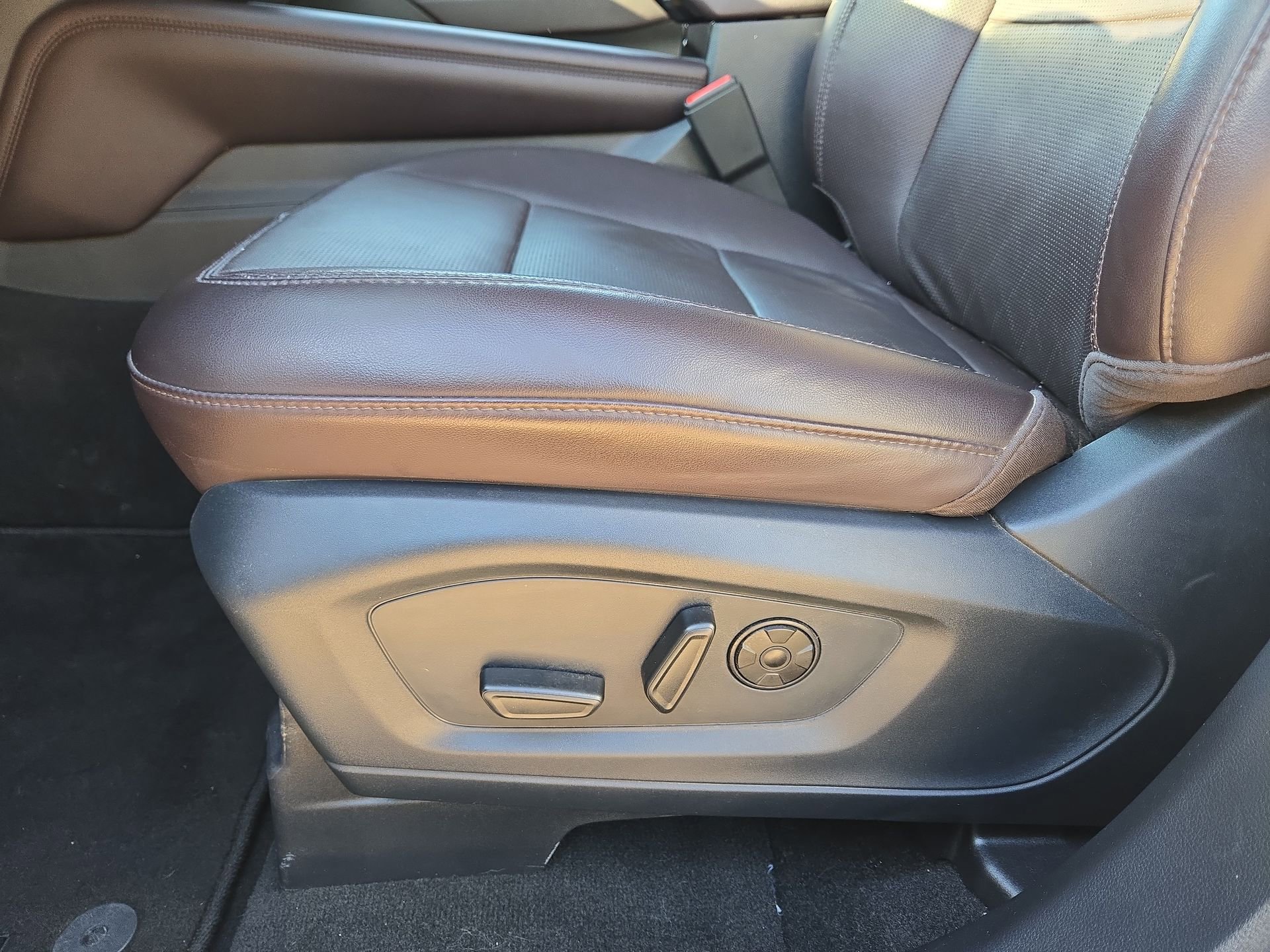 Used 2025 Ford Explorer Platinum RWD image 17