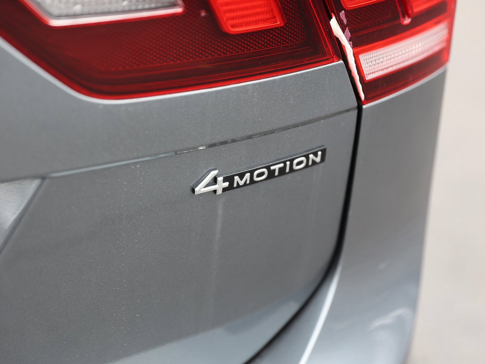 Used 2024 Volkswagen Tiguan SE R-Line image 10