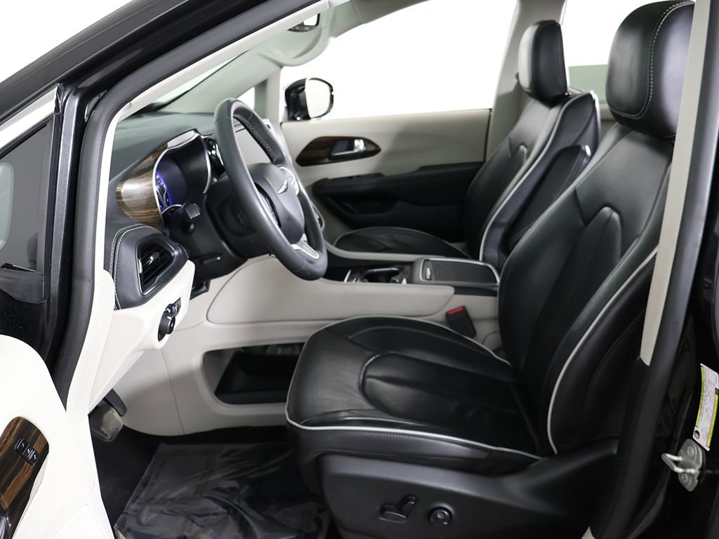 Used 2023 Chrysler Pacifica Limited FWD image 32