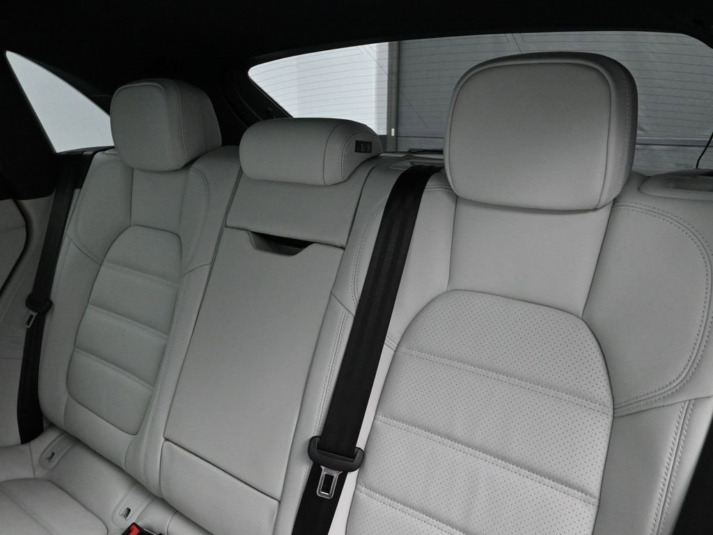 New 2025 Porsche Macan Turbo image 6
