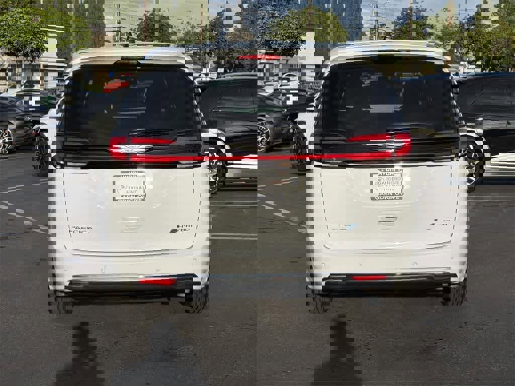Used 2024 Chrysler Pacifica Select image 5