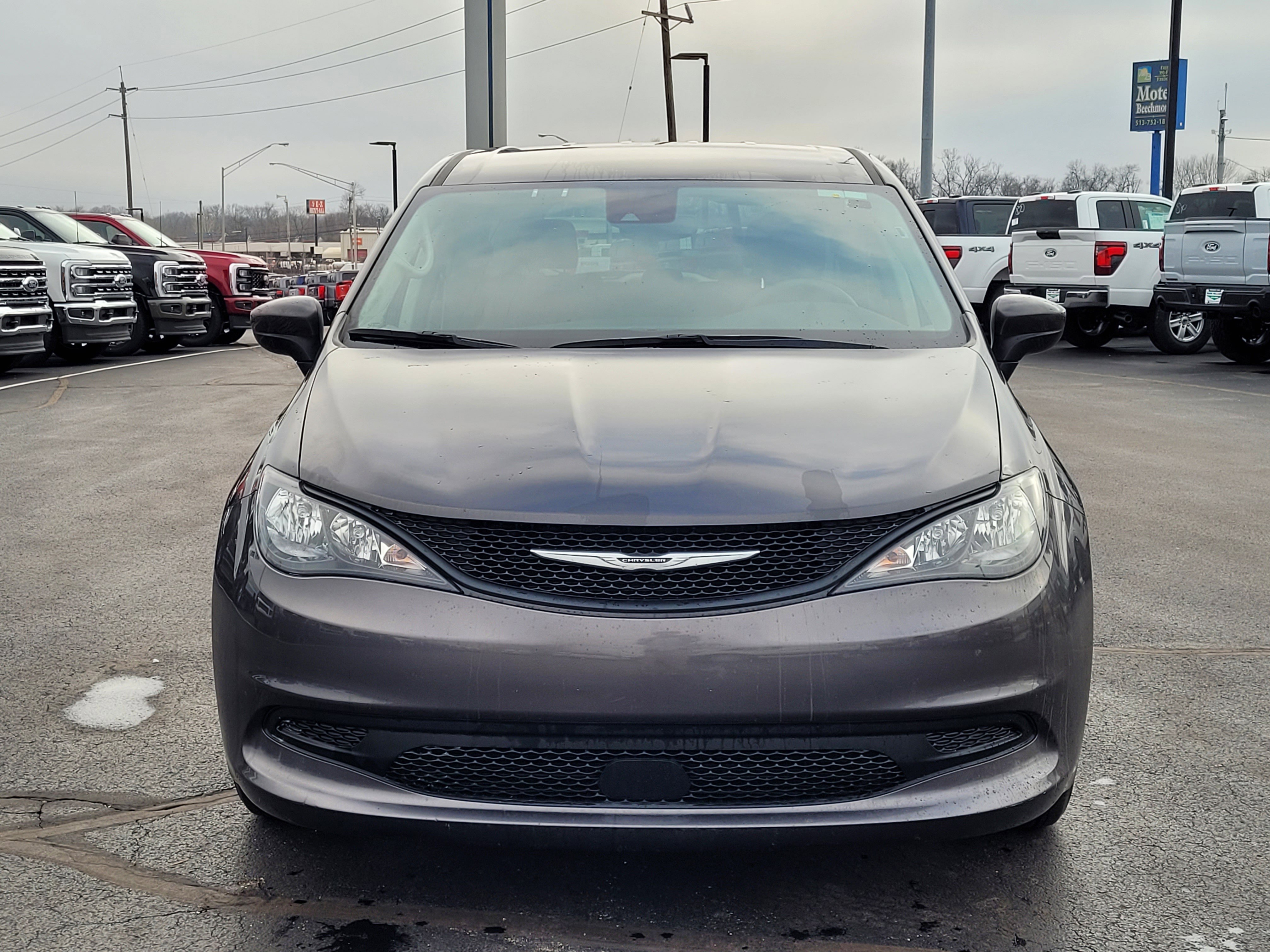 Used 2023 Chrysler Voyager LX image 9