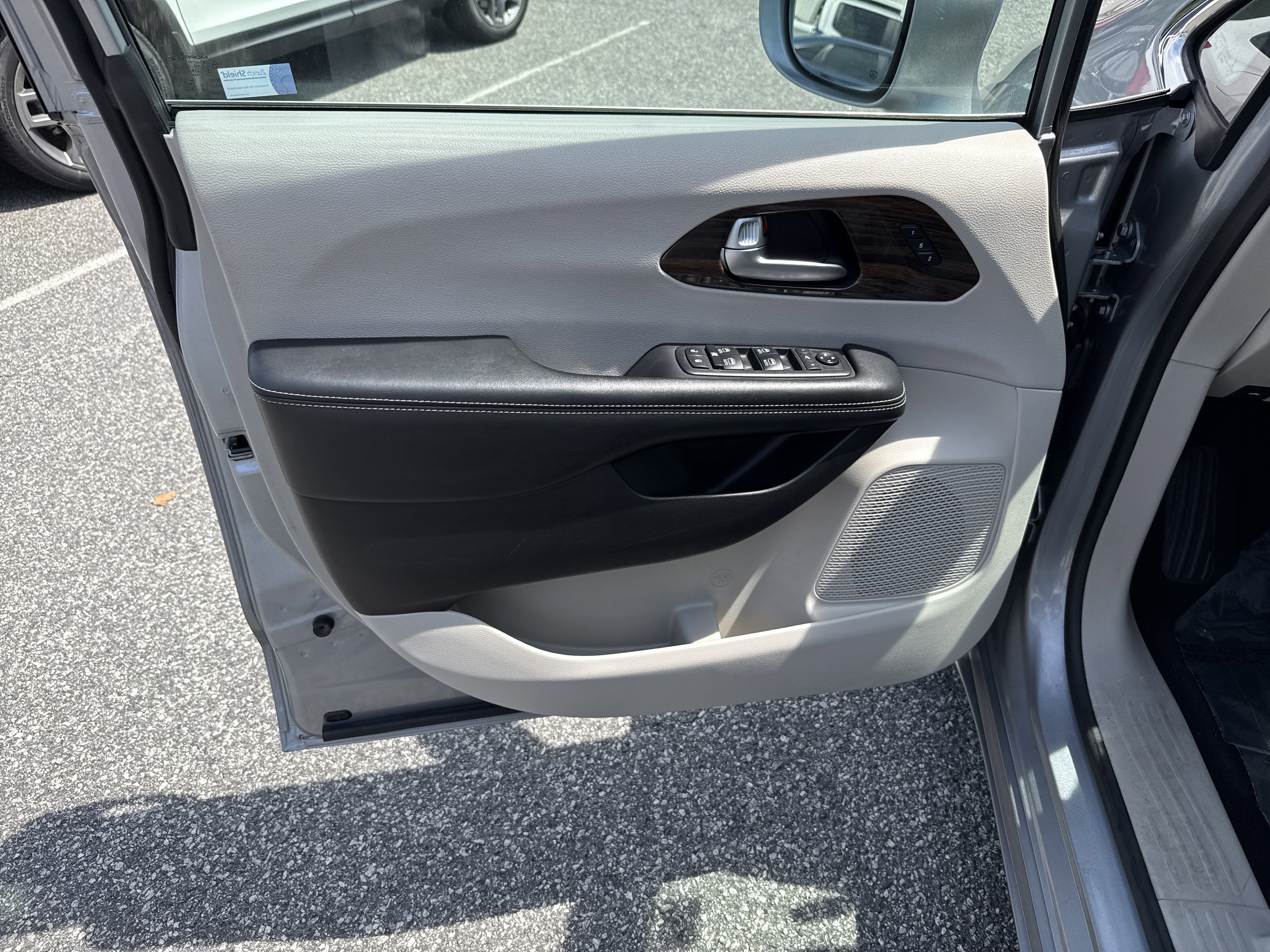 Used 2021 Chrysler Pacifica Limited AWD/4WD image 14