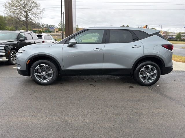 Used 2025 Chevrolet Blazer LT image 3