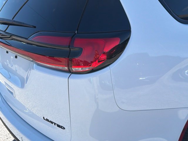 Used 2025 Chrysler Pacifica Limited FWD image 11