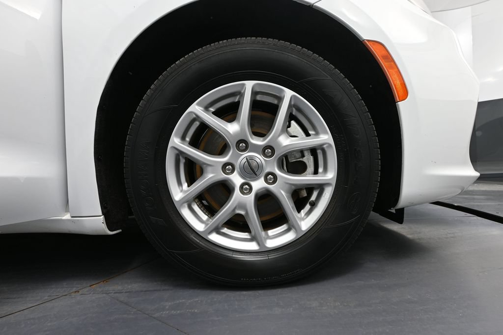 Used 2022 Chrysler Pacifica Touring-L FWD image 16