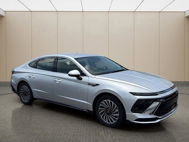 Certified 2025 Hyundai Sonata SEL FWD image 2