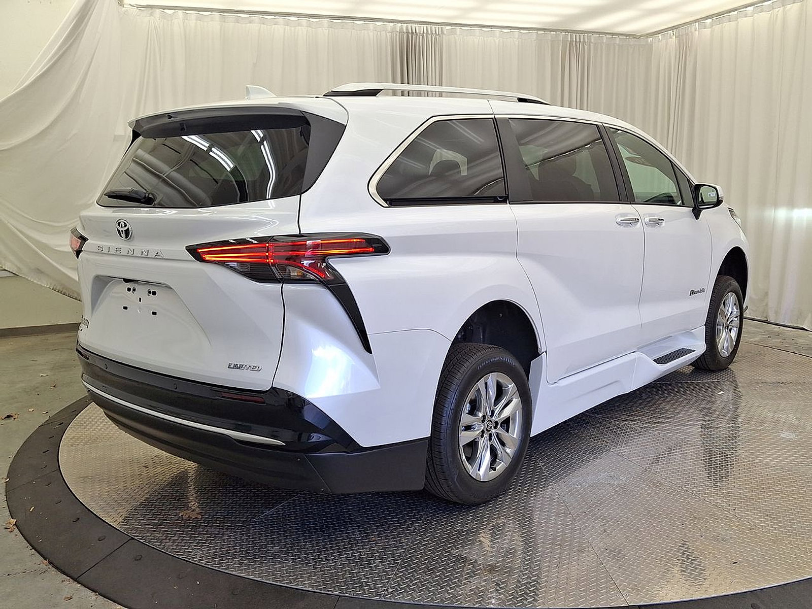 Used 2026 Toyota Sienna Limited FWD image 25