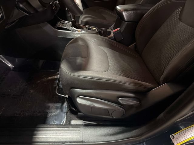 Used 2021 Jeep Cherokee Latitude FWD image 18
