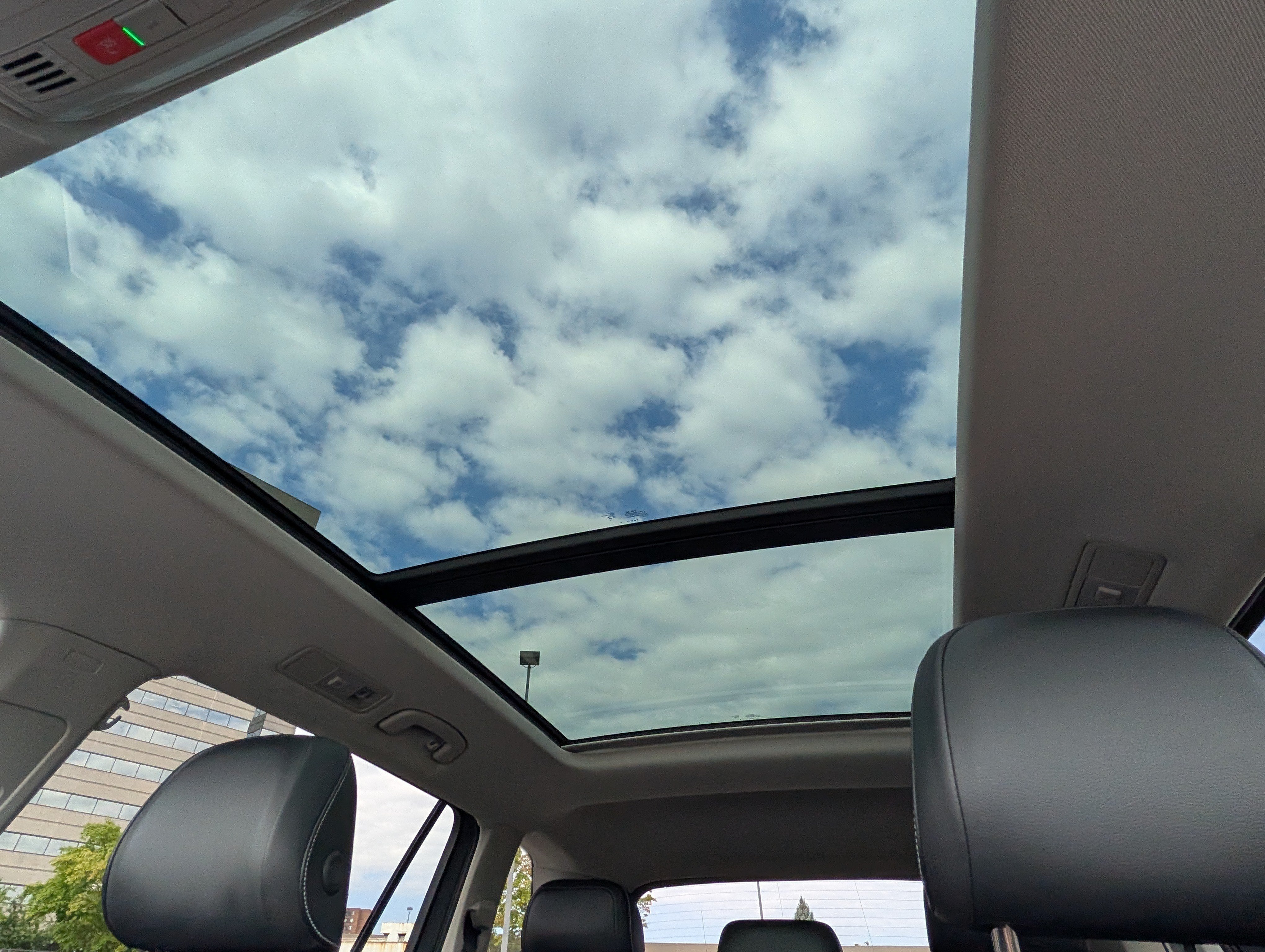 Used 2024 Volkswagen Tiguan SE w/ Panoramic Sunroof Package AWD/4WD image 32