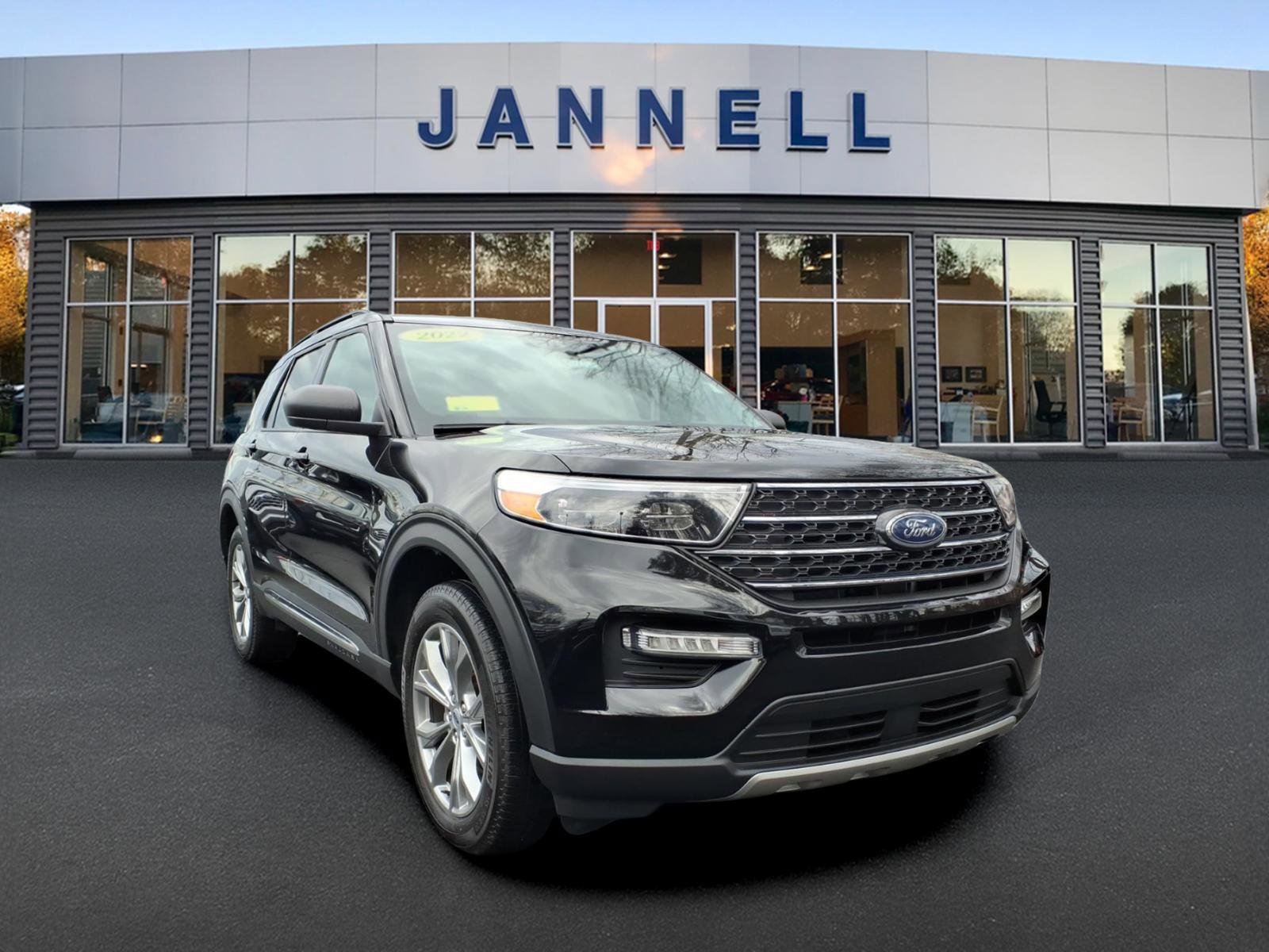 Used 2022 Ford Explorer XLT w/ Equipment Group 202A image 3