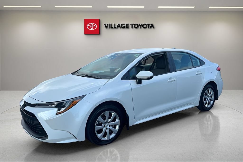 Certified 2025 Toyota Corolla LE FWD image 1