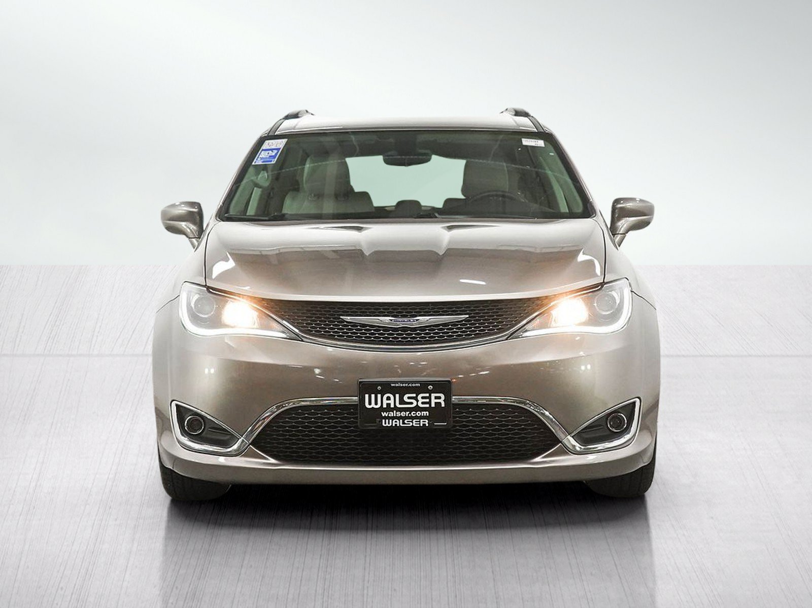 Used 2017 Chrysler Pacifica Touring-L w/ Tire & Wheel Group FWD image 8