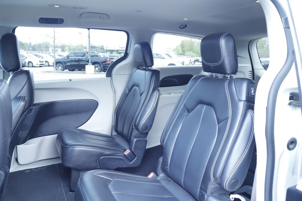 Certified 2023 Chrysler Pacifica Touring-L FWD image 16