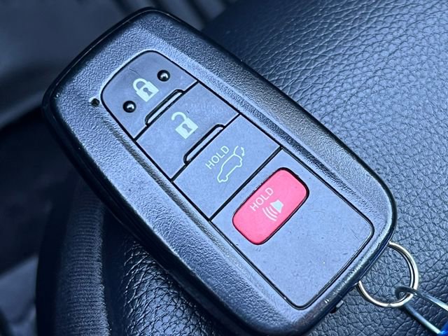 Used 2022 Toyota Highlander XLE AWD/4WD image 29