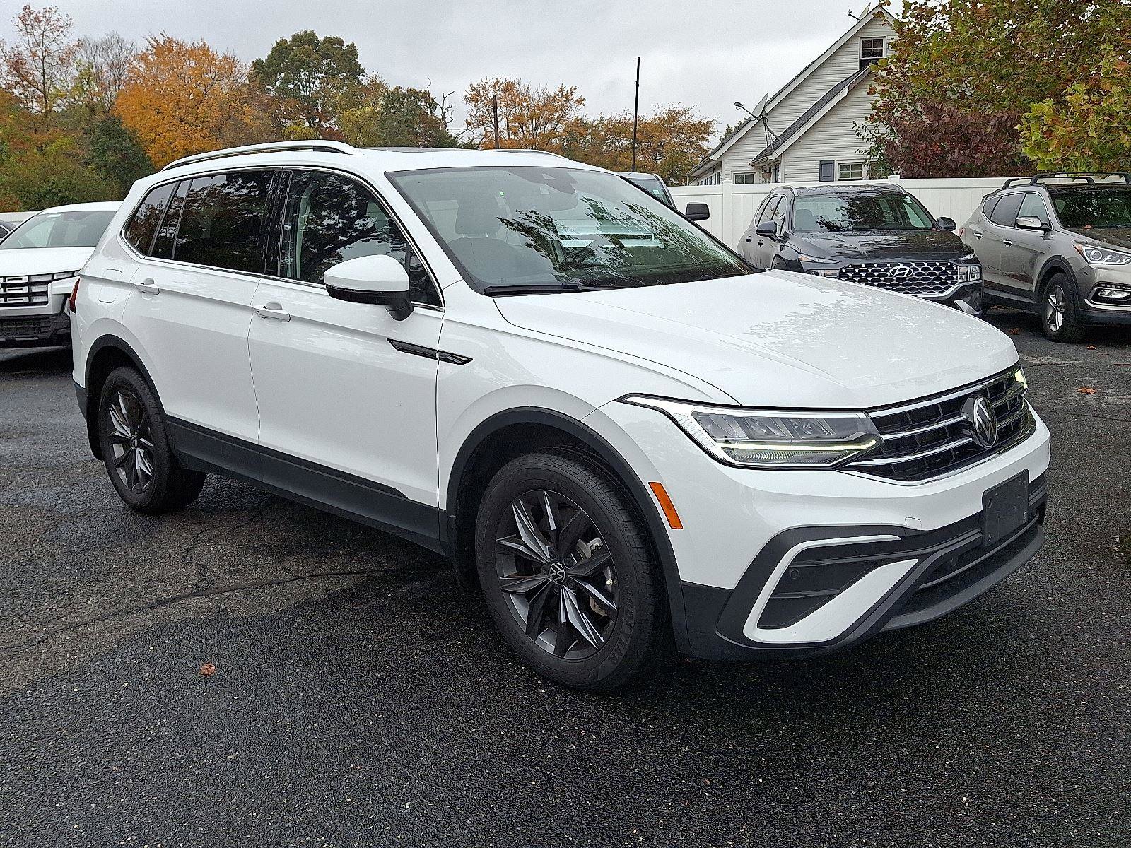 Used 2022 Volkswagen Tiguan SE w/ Panoramic Sunroof Package image 3