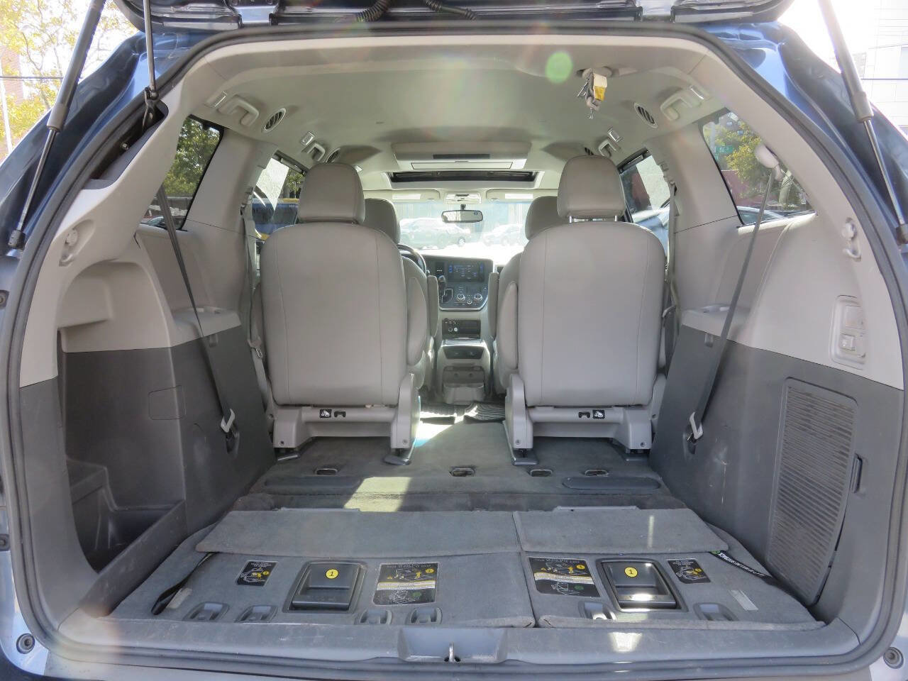 Used 2016 Toyota Sienna XLE Premium image 29