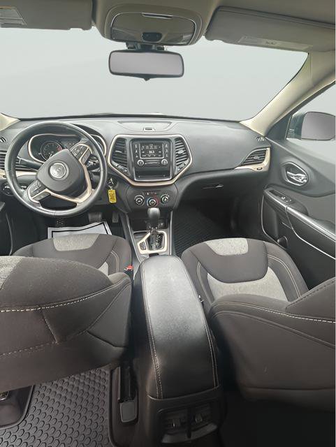 Used 2016 Jeep Cherokee Sport FWD image 11