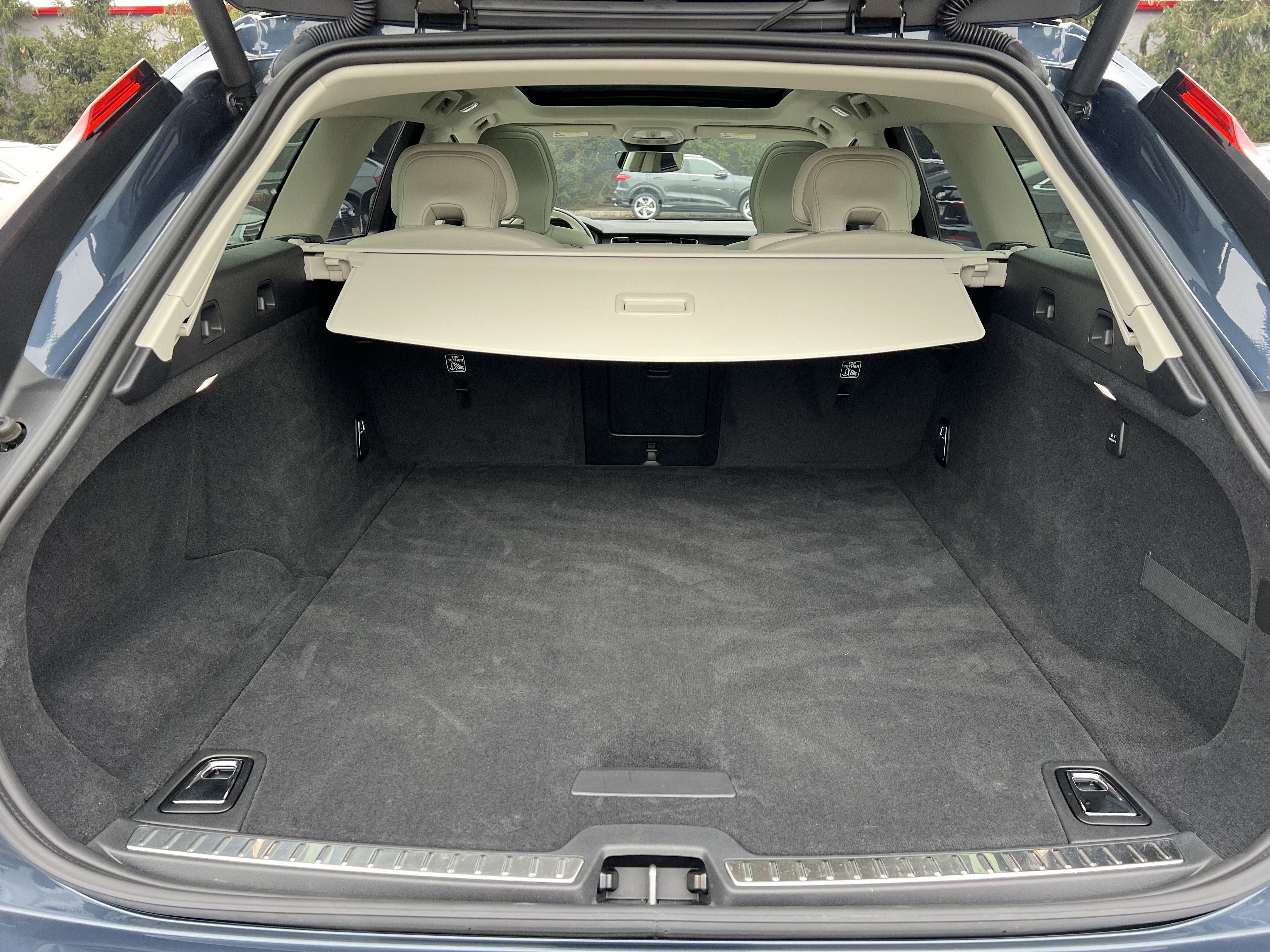 Used 2025 Volvo V90 B6 Cross Country Plus image 27