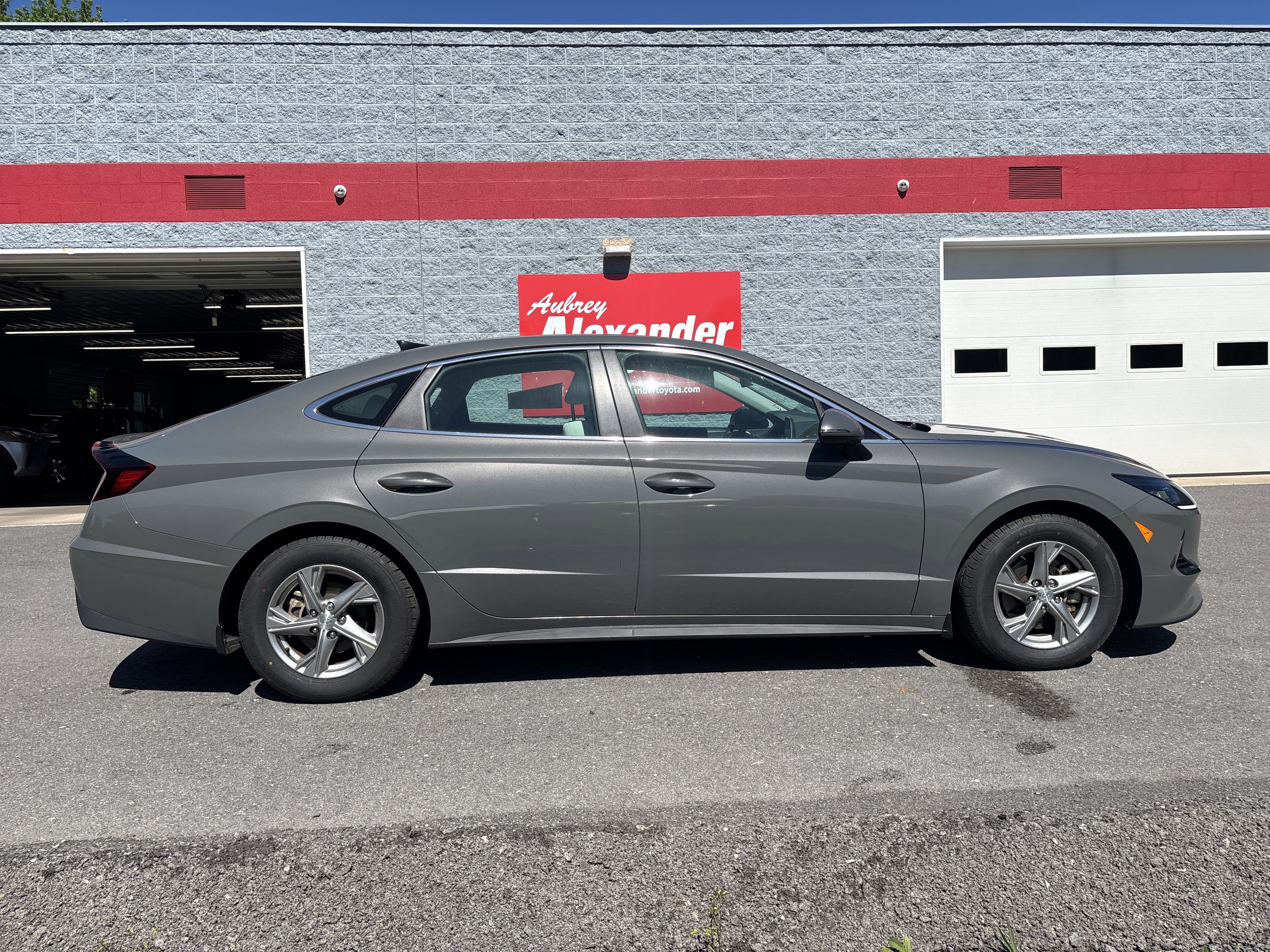 Used 2023 Hyundai Sonata SE FWD image 2