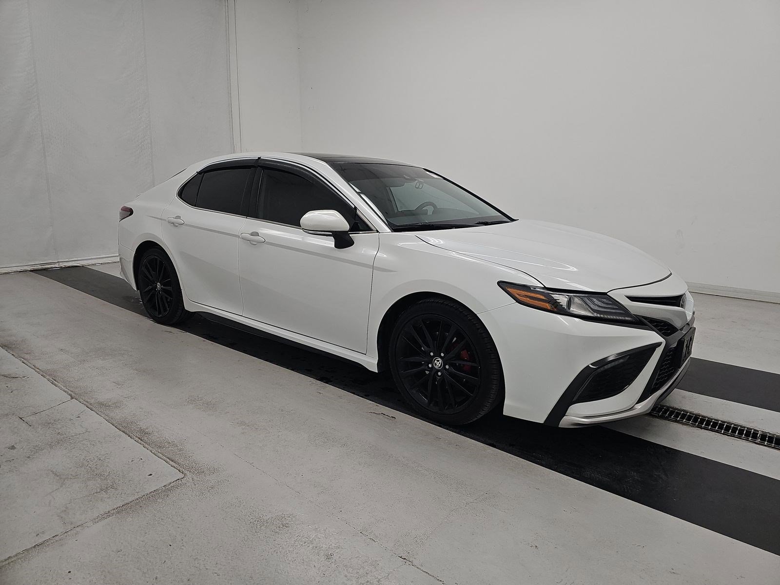 Used 2021 Toyota Camry XSE image 3