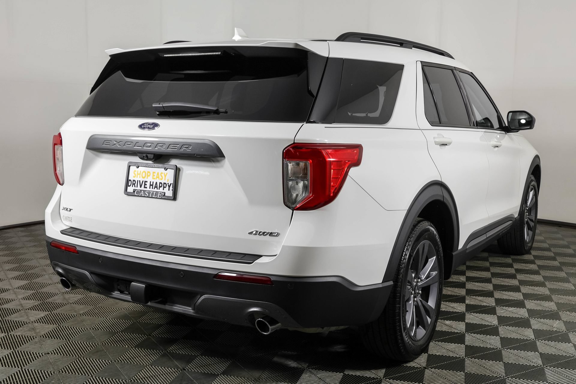 Used 2023 Ford Explorer XLT w/ Equipment Group 202A AWD/4WD image 17