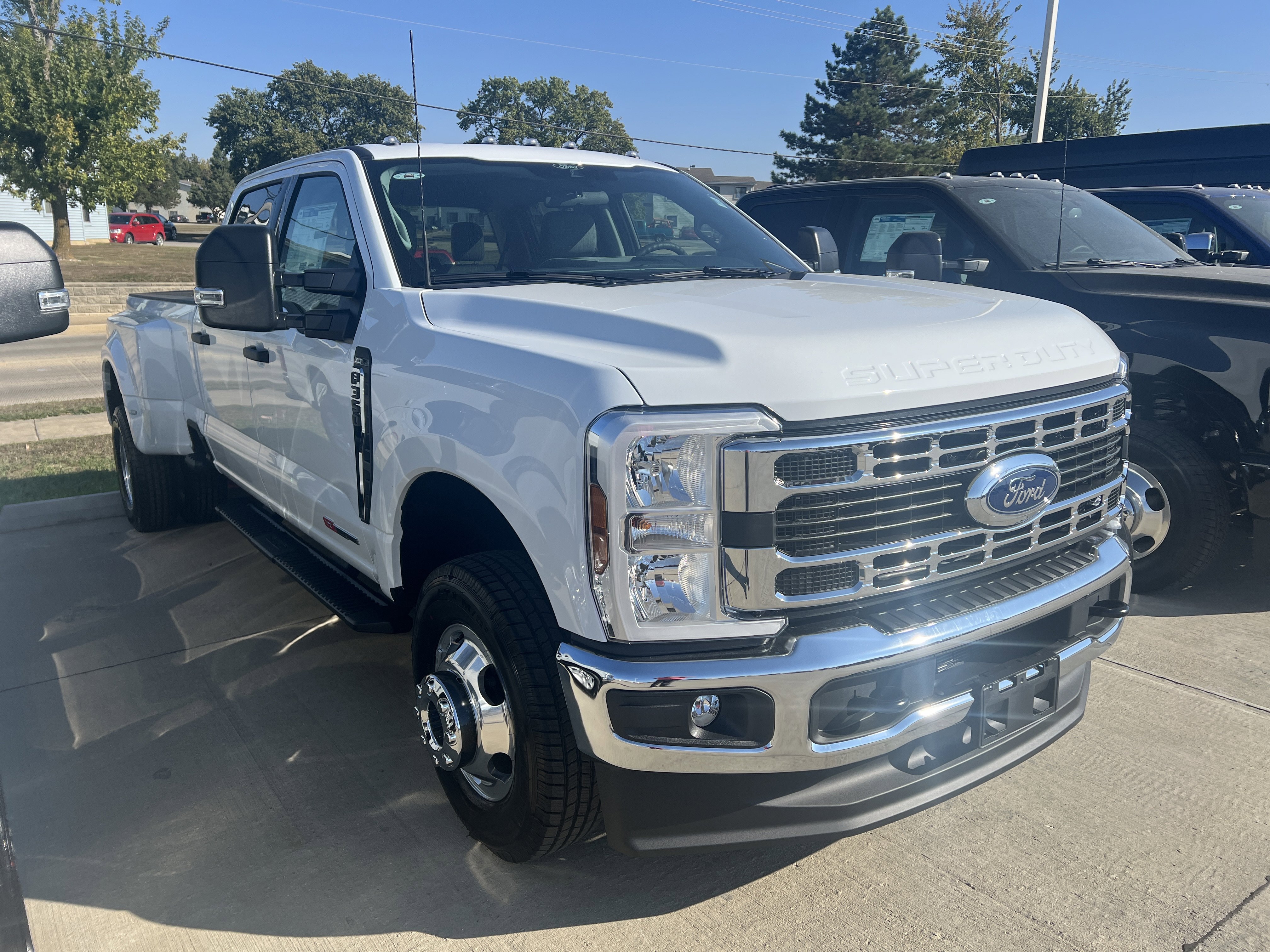 New 2026 Ford F350 4x4 Crew Cab DRW Super Duty image 3