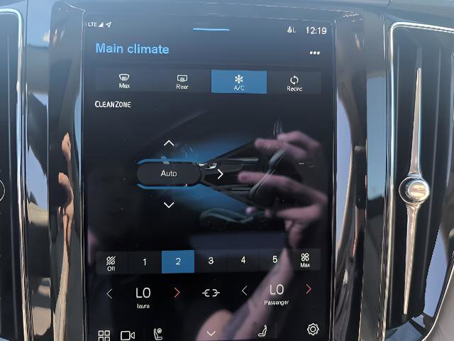 Used 2023 Volvo XC60 B5 Plus image 16