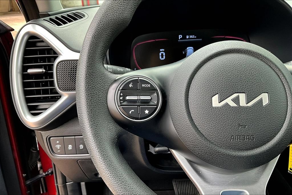 Used 2025 Kia Soul LX w/ LX Technology Package FWD image 11