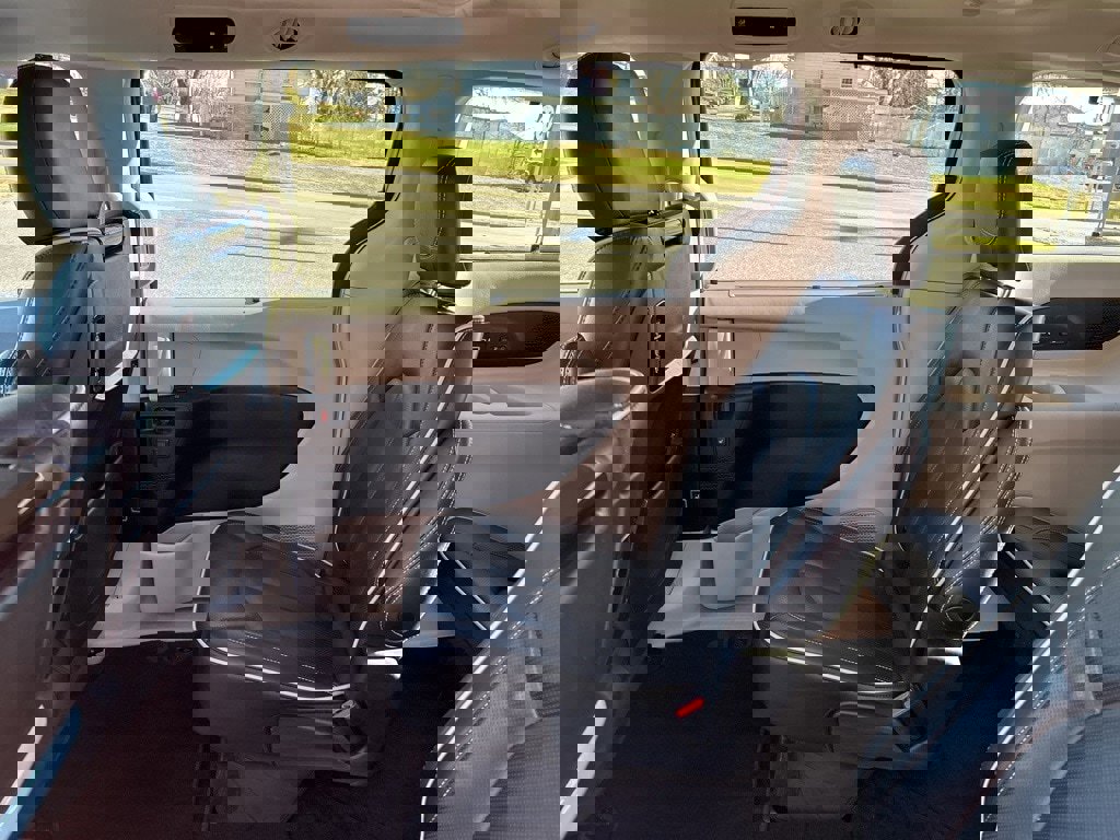 Used 2023 Chrysler Pacifica Limited w/ Uconnect Theater Family Group image 15