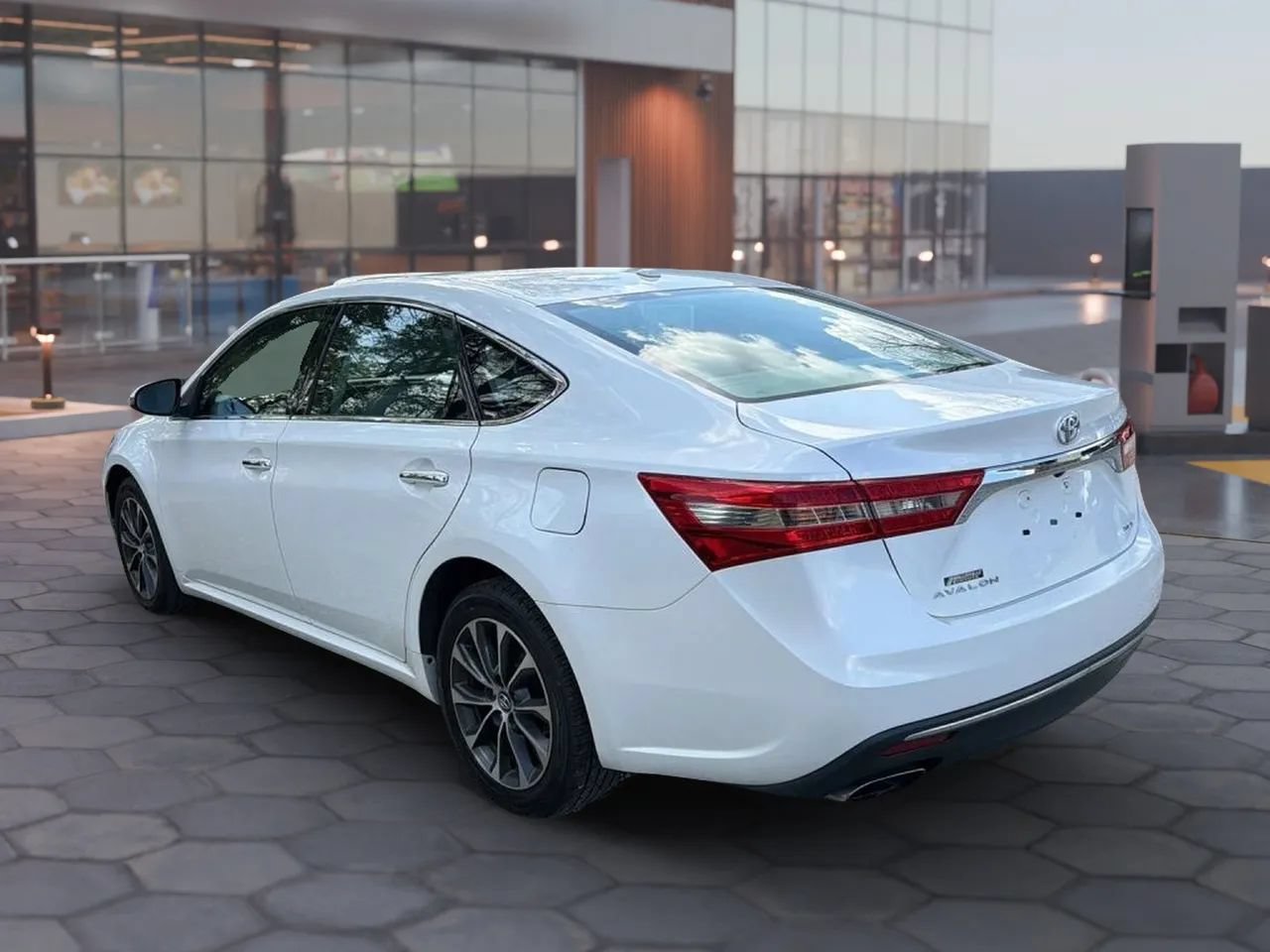 Used 2017 Toyota Avalon XLE FWD image 7