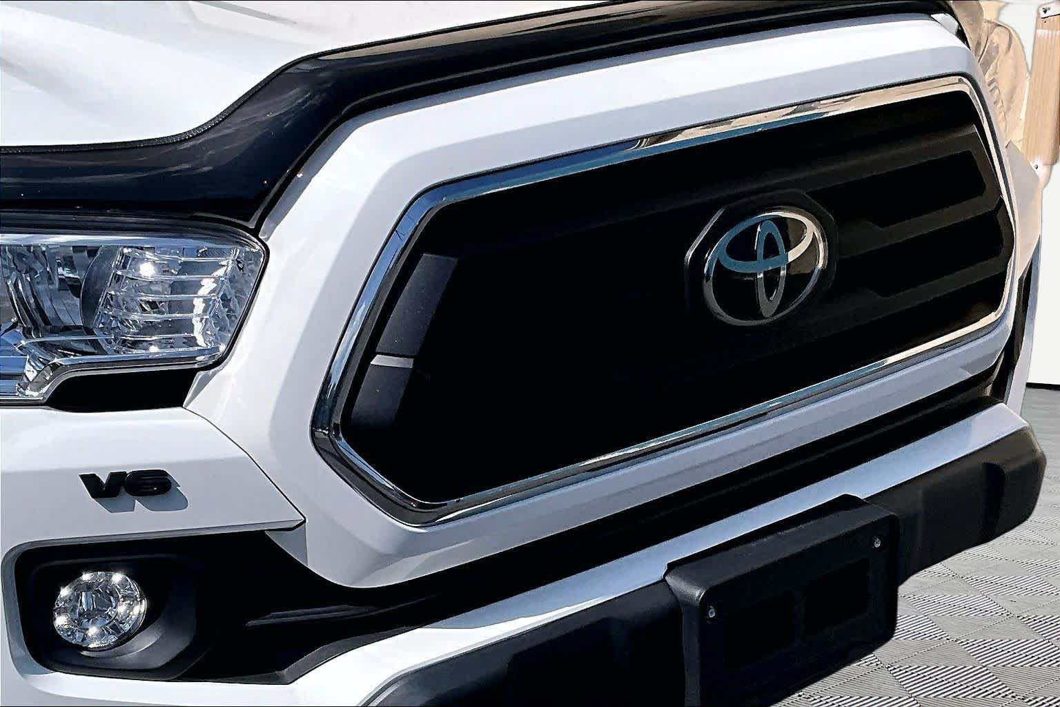 Used 2022 Toyota Tacoma SR5 w/ Technology Package RWD image 30