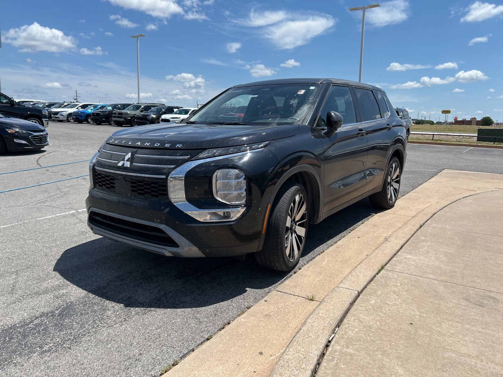 Used 2025 Mitsubishi Outlander SE FWD image 1