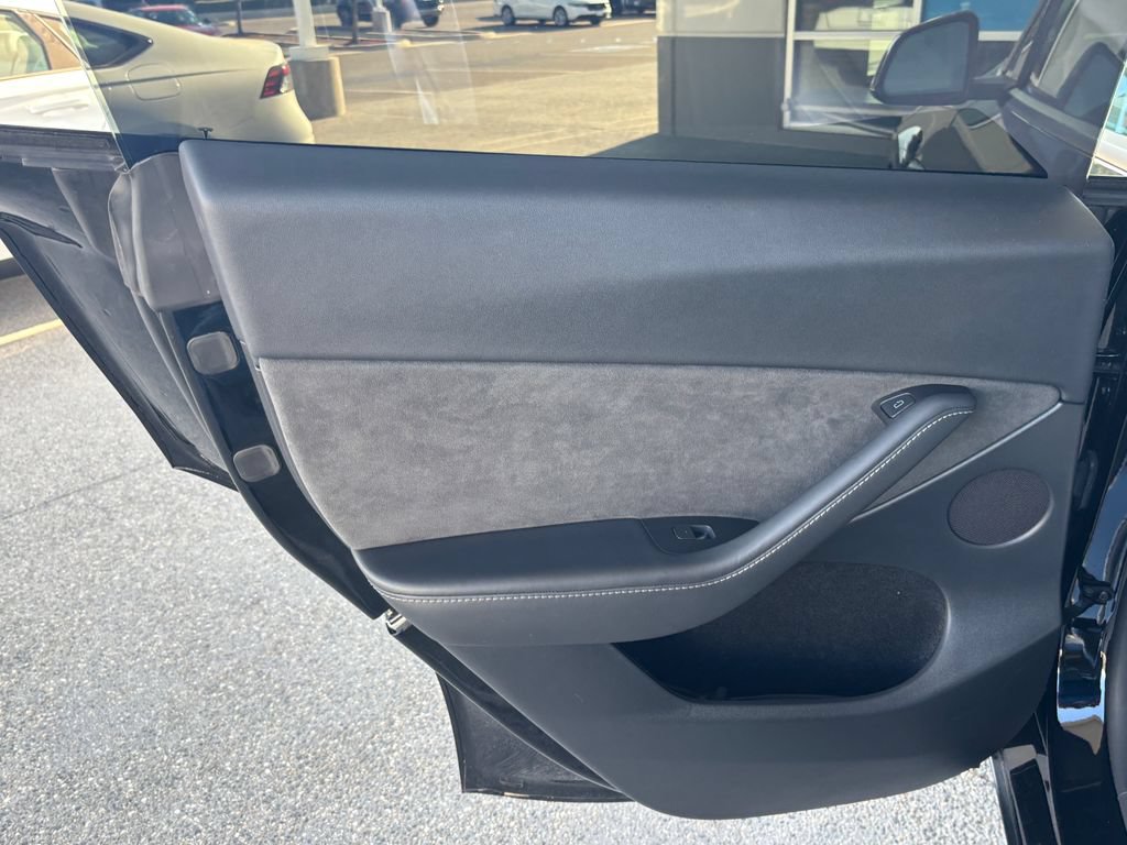 Used 2023 Tesla Model Y Long Range AWD/4WD image 23