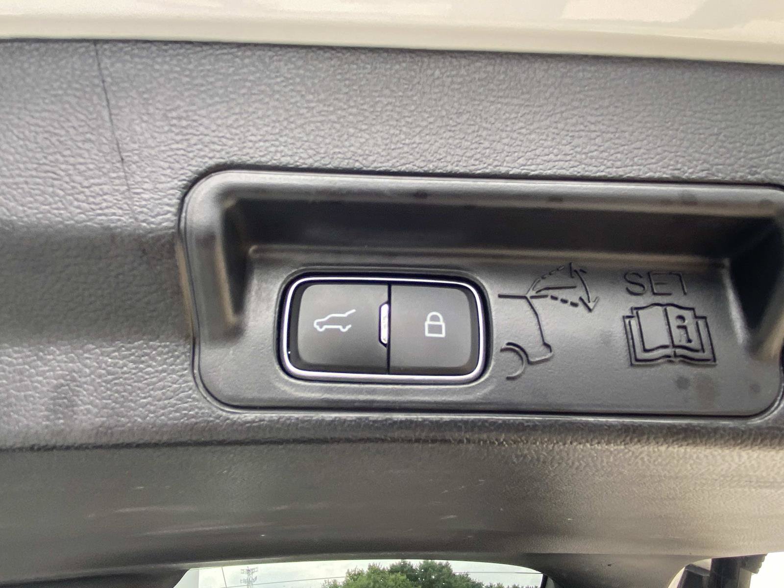 Used 2022 Ford Explorer XLT w/ Equipment Group 202A AWD/4WD image 9