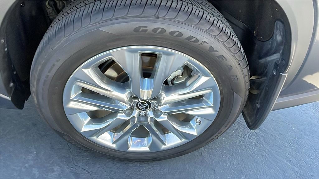 Used 2024 Toyota Highlander Limited image 32