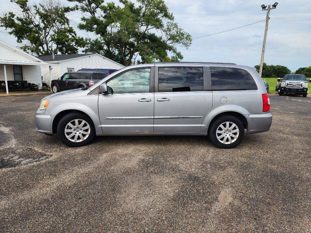 Used 2014 Chrysler Town & Country Touring FWD image 9
