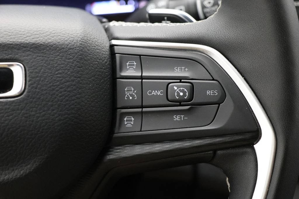 Used 2025 Jeep Grand Cherokee Altitude AWD/4WD image 19
