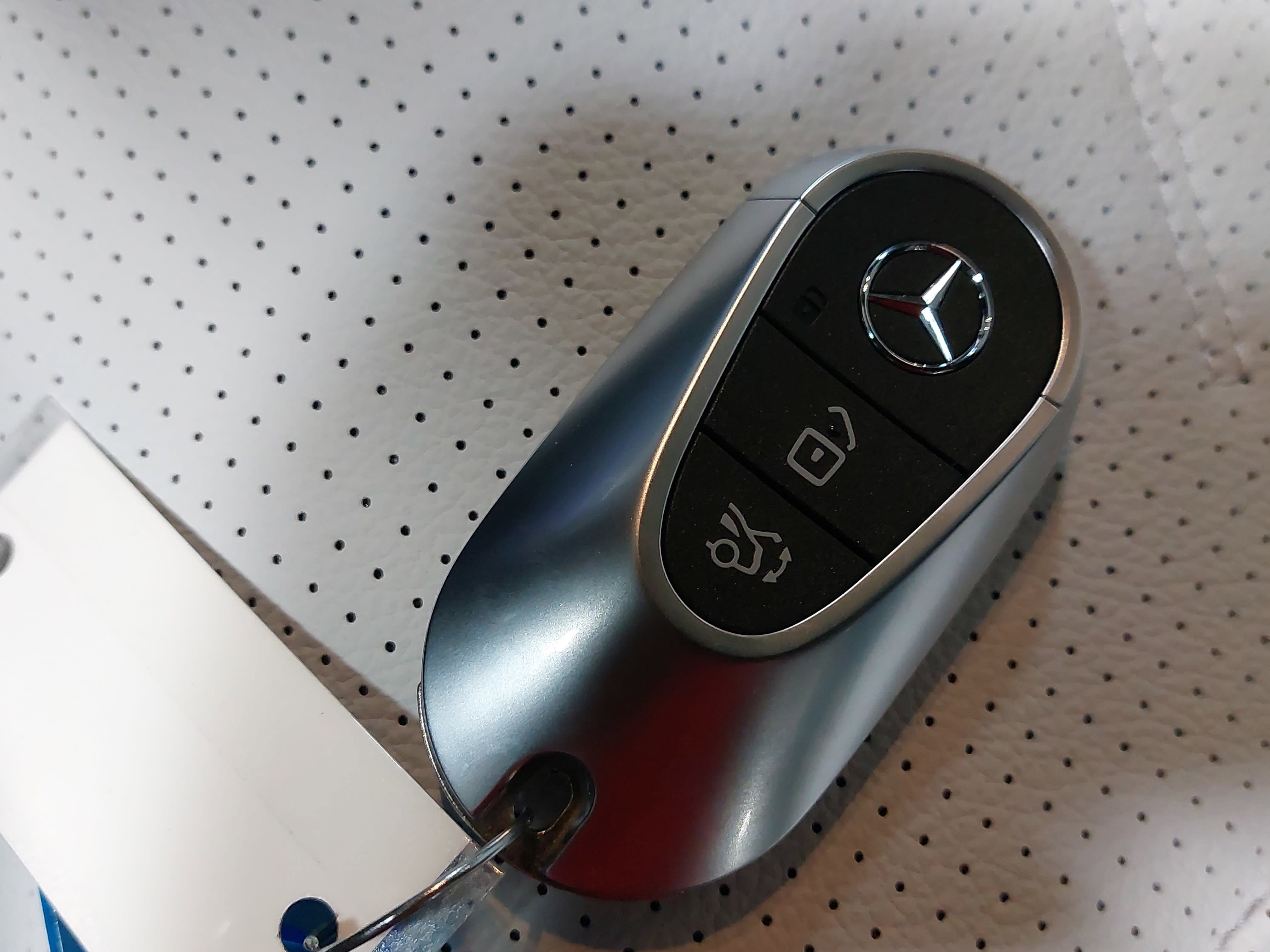 Used 2025 Mercedes-Benz GLC 300 4MATIC image 36